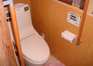 今までは和式の男女別れた昔ながらのトイレだったけど、 今度は色んな機能が付いた洋式の明るいトイレになりました。