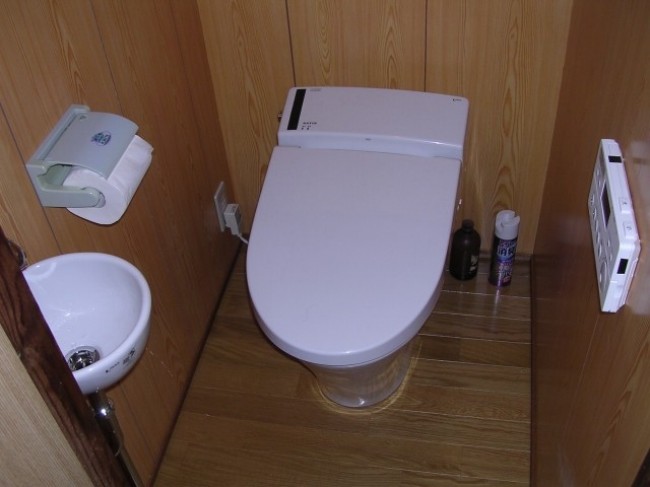 歳をとって段差のあるトイレがツラくなってきたので和式の便器の上に自分で買ってきた便座を置いていたけど、真冬になる前に何とかしようと思ってお願いしました。