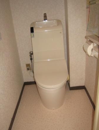 従来のトイレから最近よく見かける新しいトイレに交換してもらいました。