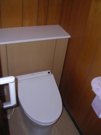 ８年ぐらい使用していたトイレが水漏れをし、ウォシュレットも使えなくなってしまったので、前、お風呂場の水栓を交換して頂いたサンエキさんへ相談し交換をお願いしました。