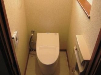 今までトイレが狭く、足が収納に当たっていました。