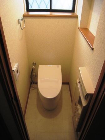 今までトイレが狭く、足が収納に当たっていました。