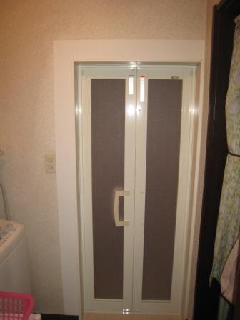 浴室ドアの周りが水漏れの跡が目立ってきましたので、ドアを交換しました。
