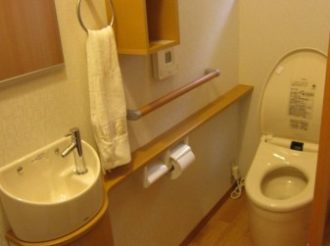 男性トイレ、女性トイレが別々で広く快適にと思い、サンエキさんに声をかけました。