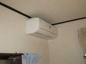 手持ちのエアコンと新しいエアコンの2台を引っ越した家に取り付けてもらいました。