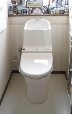 いつもお願いしているサンエキさんの「だんらん計画展」に伺い、とってもエコなトイレを見せてもらい、いつかは…と考えていたトイレの交換をお願いしました。