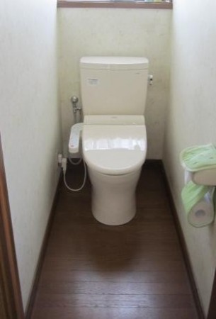この前トイレのドアノブも修理してもらいトイレの方もお願いすることにしました。