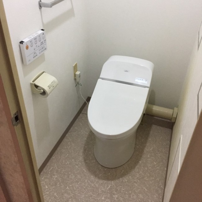 トイレの中の空間を今回より明るく爽やかなイメージに、スッキリタイプのエコなトイレに交換をお願いしました