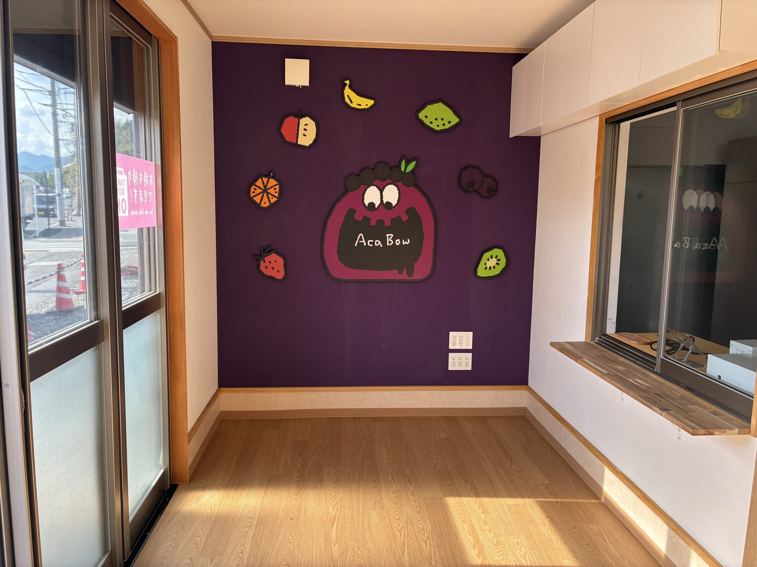 店舗フロアタイル貼り工事